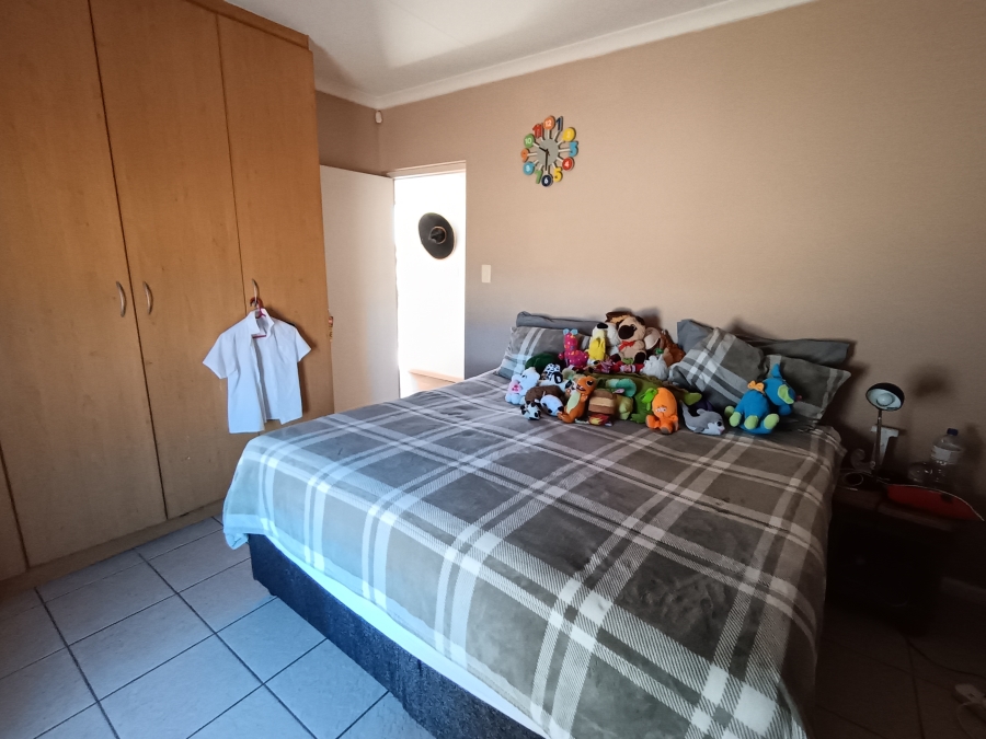 To Let 4 Bedroom Property for Rent in Hoogland Western Cape